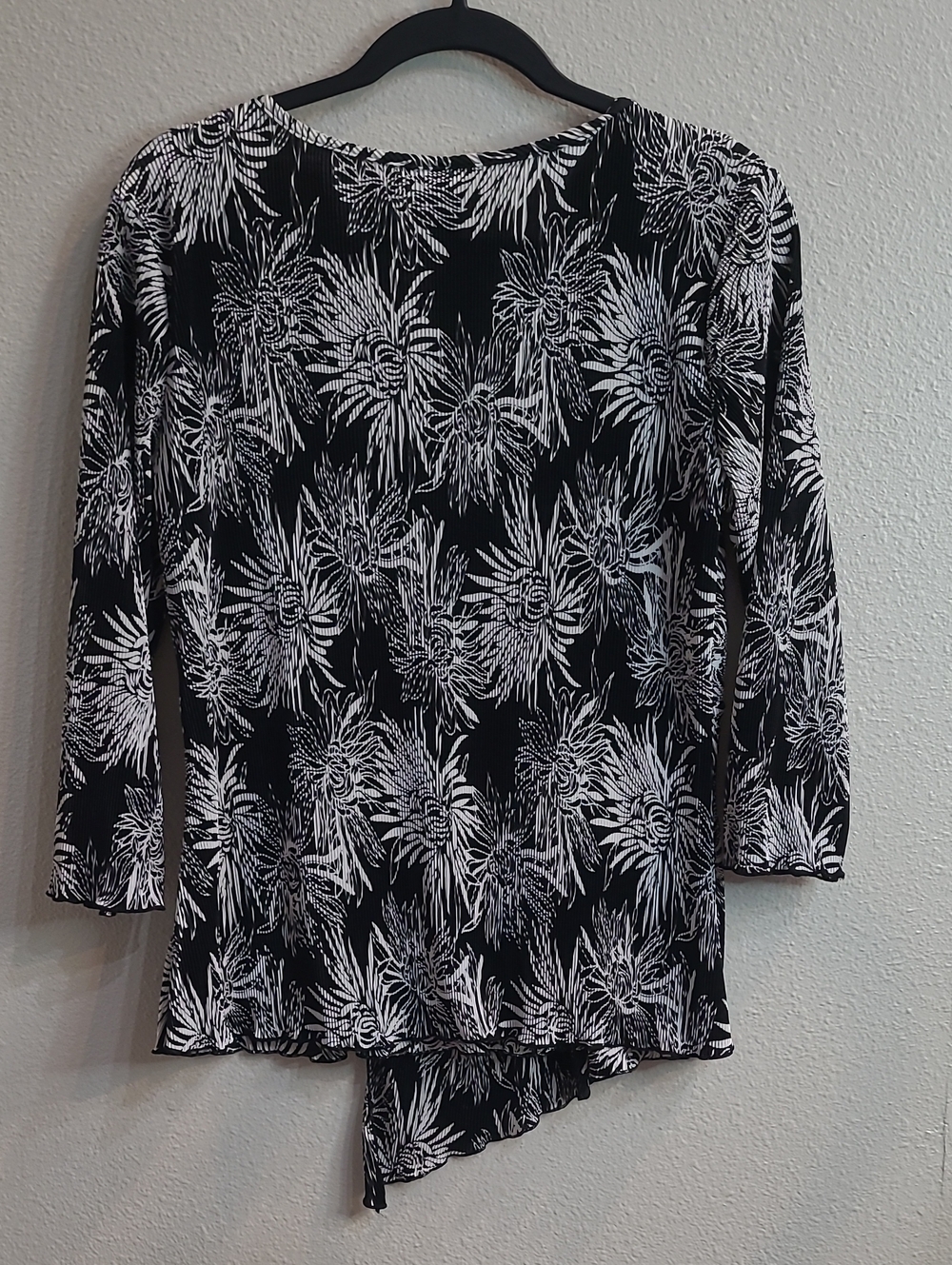 j.t.b. Black Label Blouse with White Floral Print Size Med - Picture 5 of 5